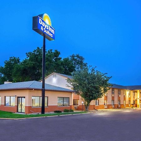 Days Inn & Suites By Wyndham Waterloo Kültér fotó