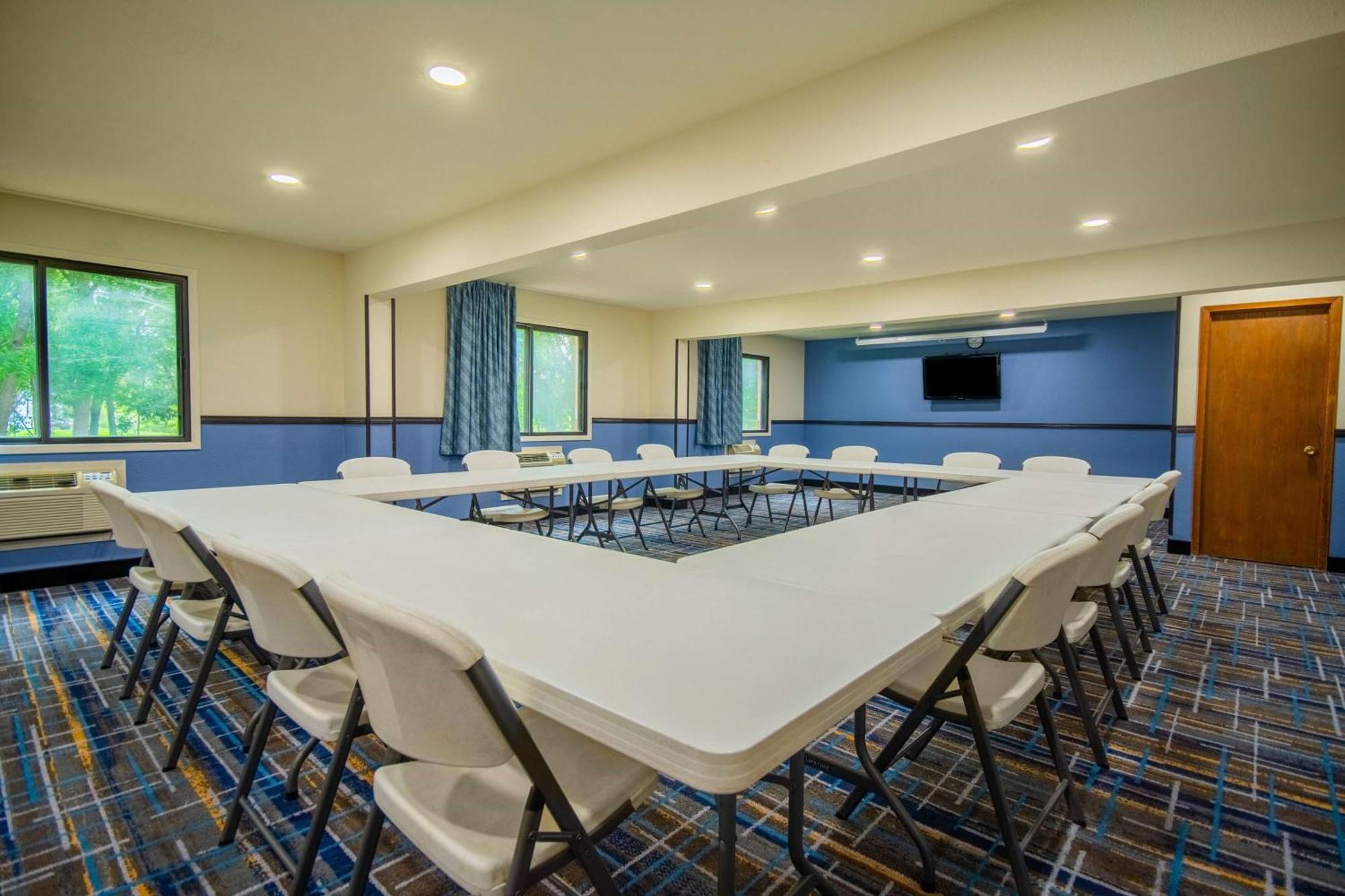 Days Inn & Suites By Wyndham Waterloo Kültér fotó