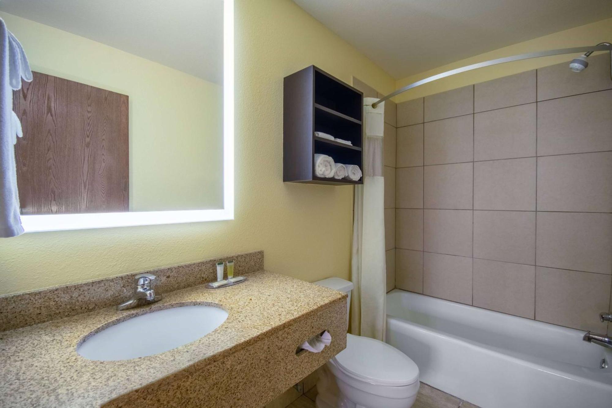 Days Inn & Suites By Wyndham Waterloo Kültér fotó
