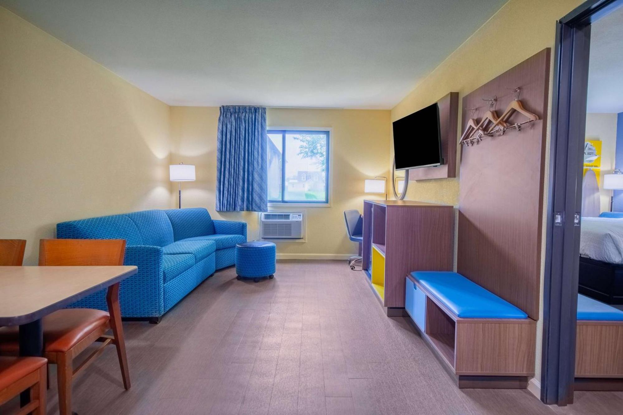 Days Inn & Suites By Wyndham Waterloo Kültér fotó