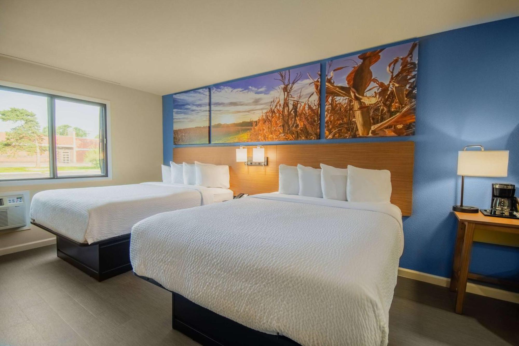 Days Inn & Suites By Wyndham Waterloo Kültér fotó