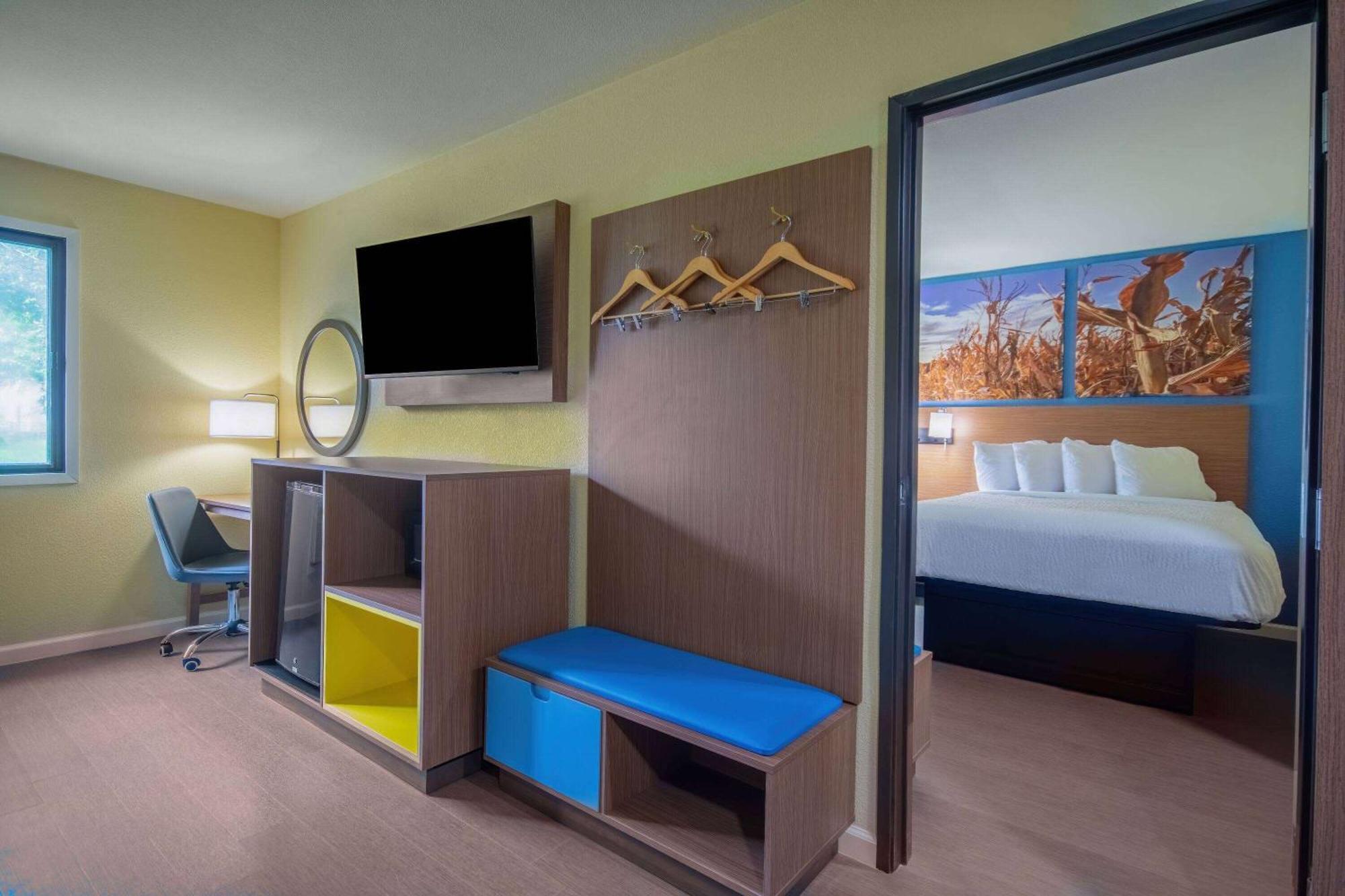 Days Inn & Suites By Wyndham Waterloo Kültér fotó