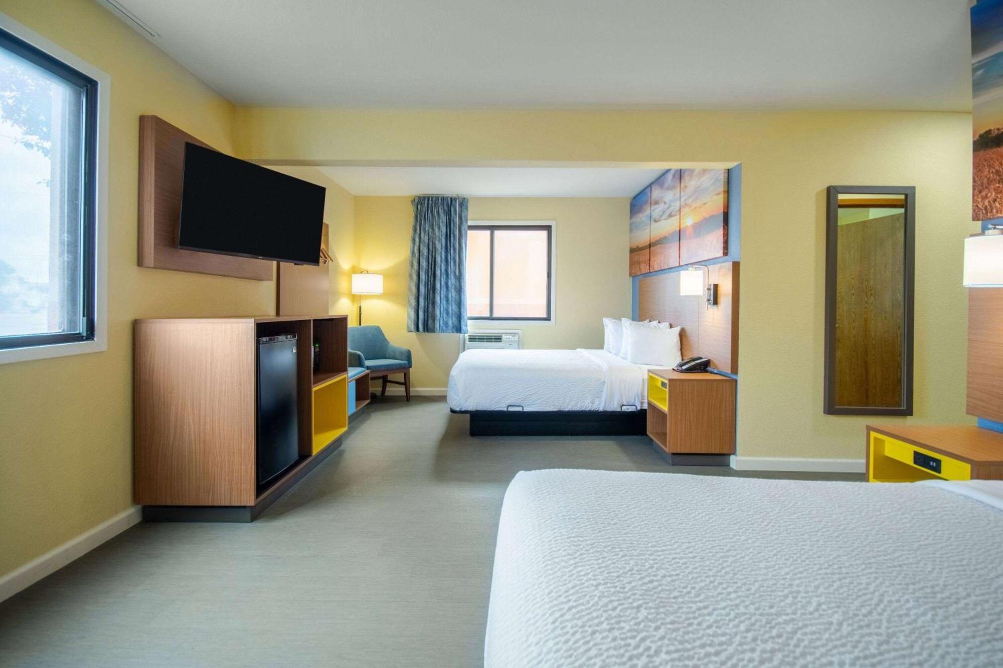 Days Inn & Suites By Wyndham Waterloo Kültér fotó