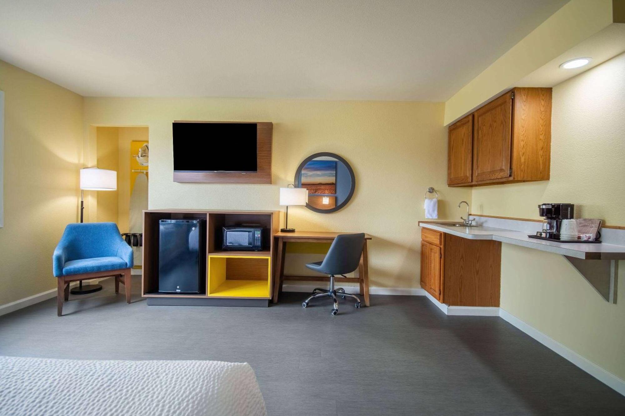 Days Inn & Suites By Wyndham Waterloo Kültér fotó