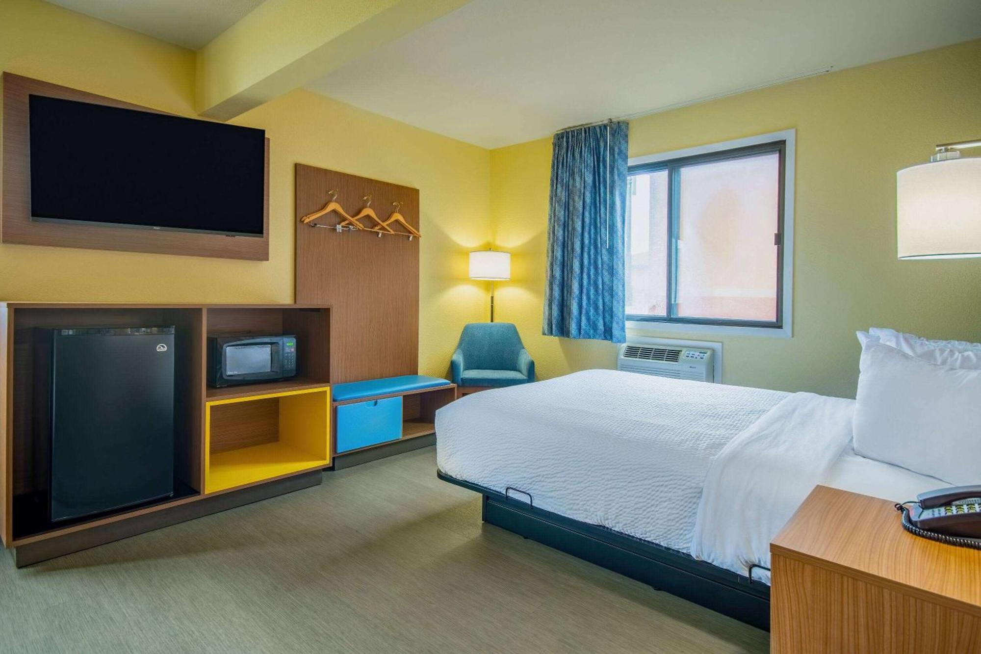 Days Inn & Suites By Wyndham Waterloo Kültér fotó