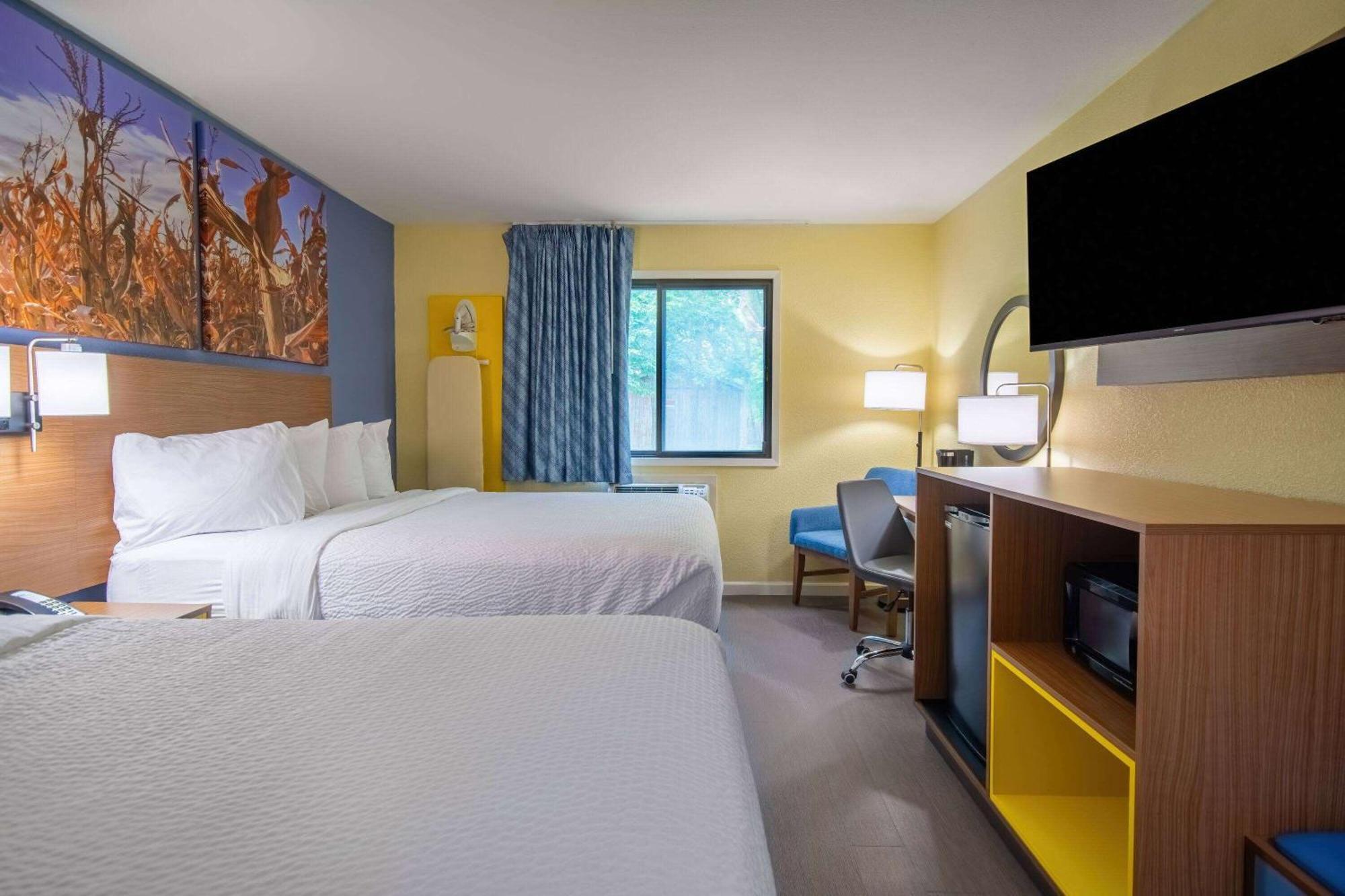 Days Inn & Suites By Wyndham Waterloo Kültér fotó