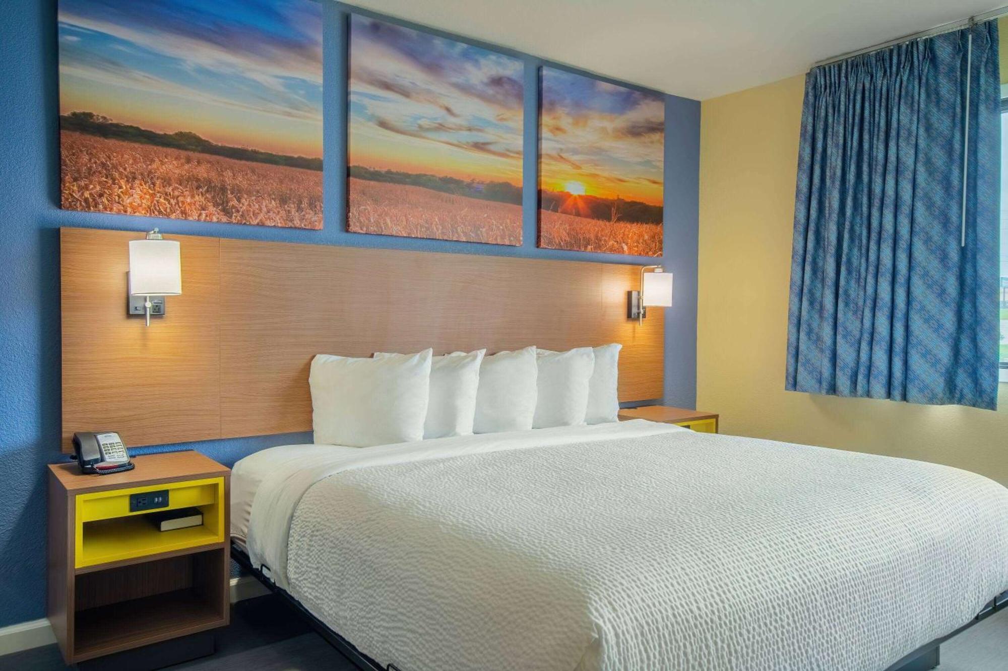 Days Inn & Suites By Wyndham Waterloo Kültér fotó