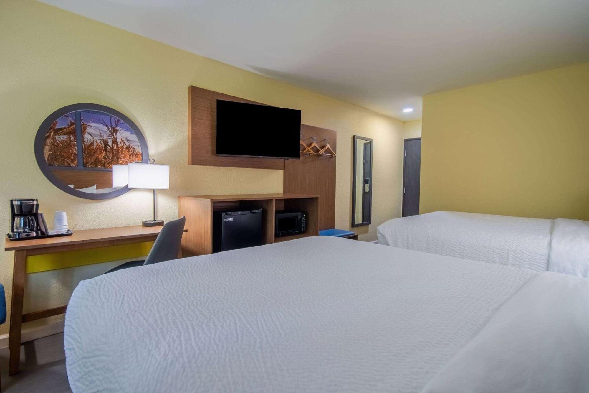 Days Inn & Suites By Wyndham Waterloo Kültér fotó