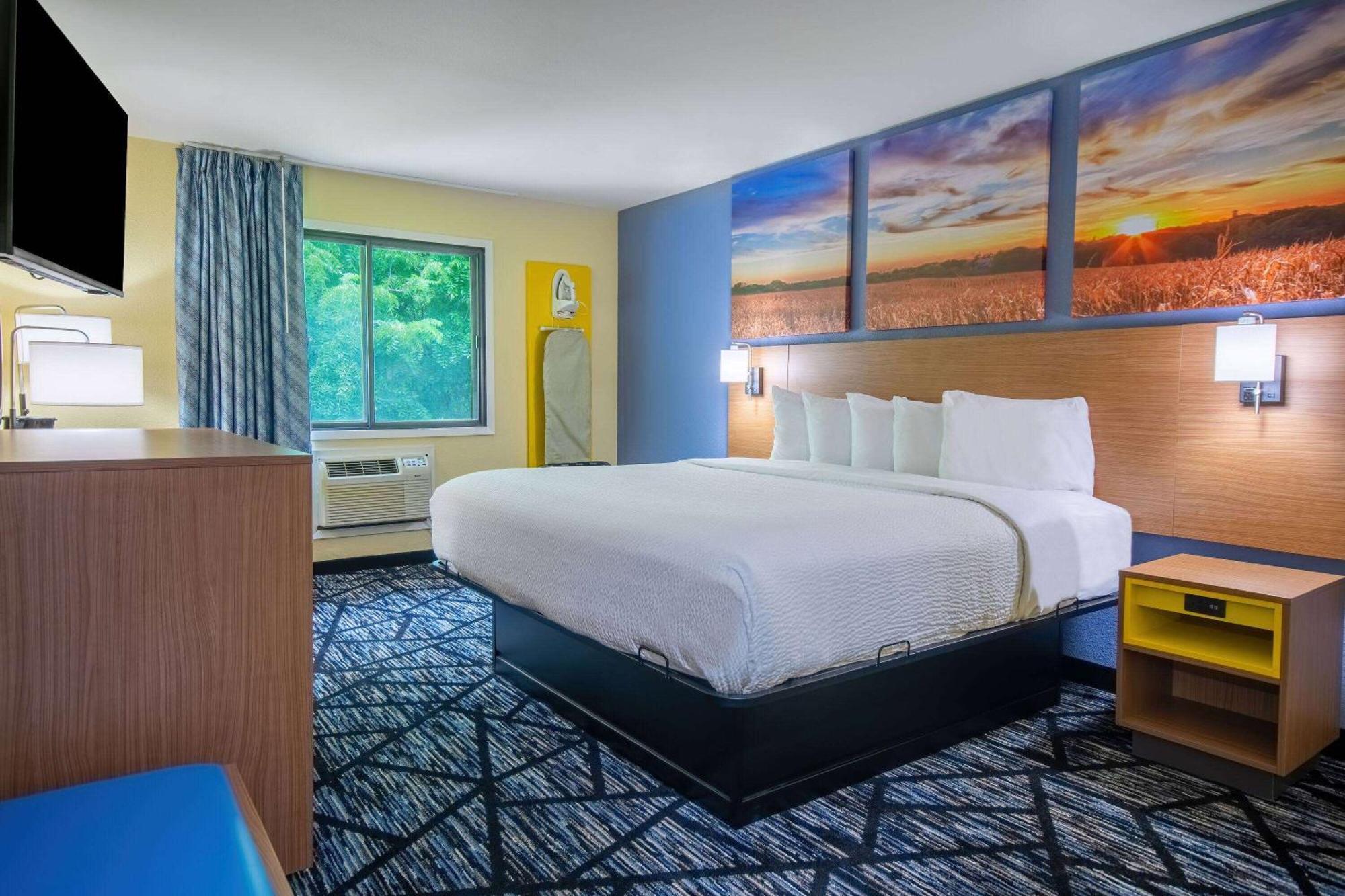 Days Inn & Suites By Wyndham Waterloo Kültér fotó