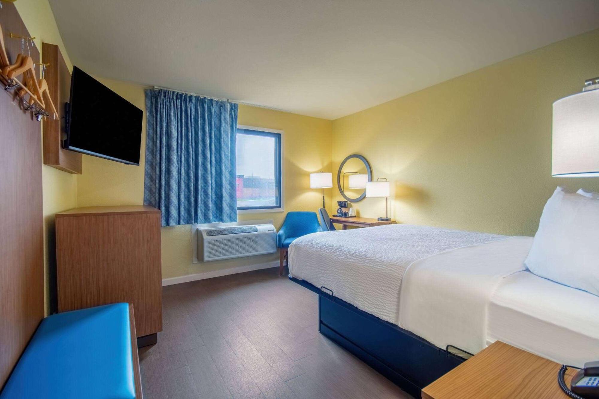 Days Inn & Suites By Wyndham Waterloo Kültér fotó