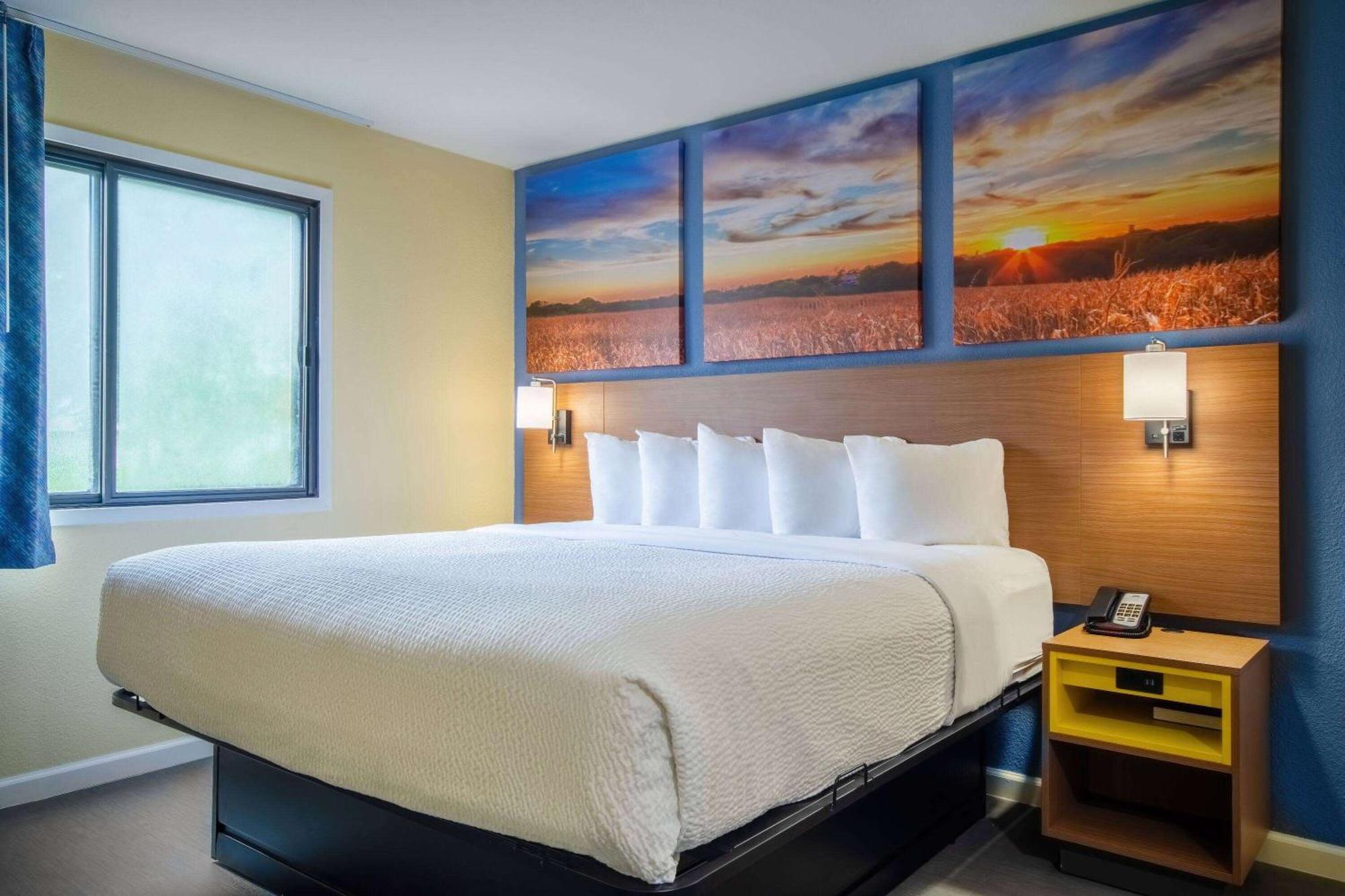 Days Inn & Suites By Wyndham Waterloo Kültér fotó