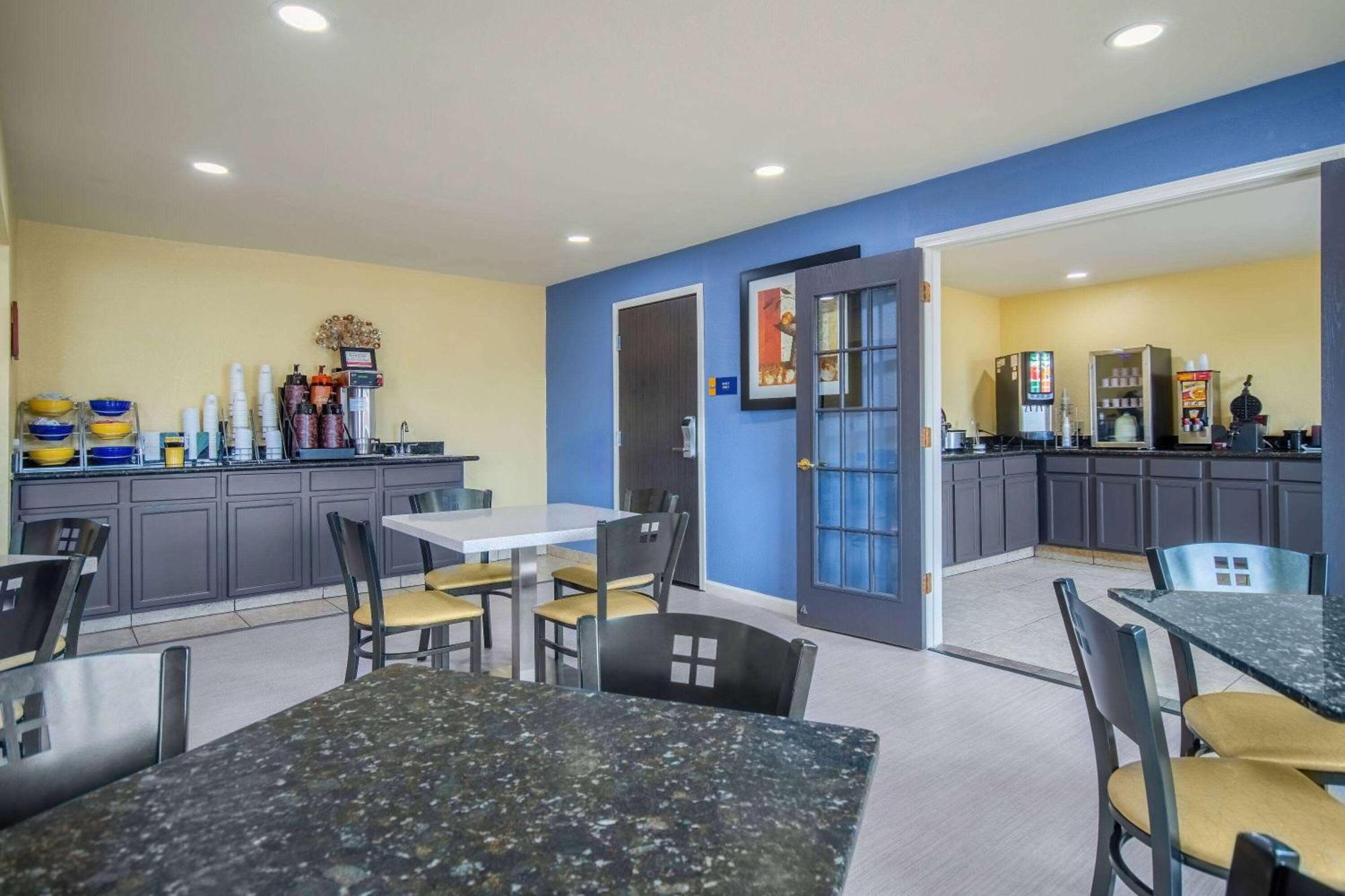 Days Inn & Suites By Wyndham Waterloo Kültér fotó